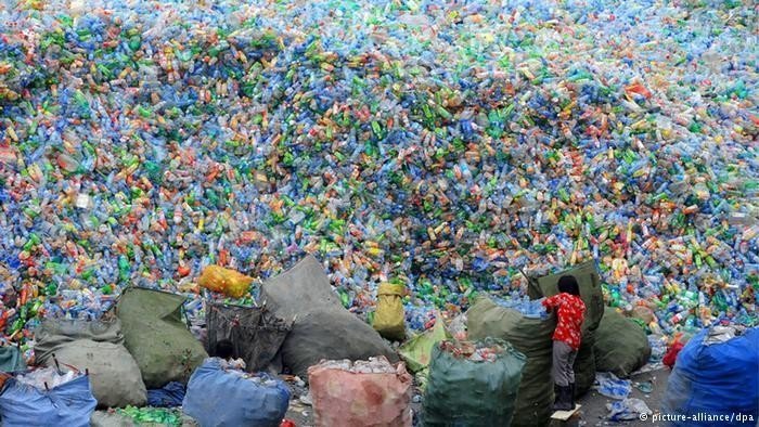 montañas de botellas de plástico en una planta de reciclaje en Zhengzhou