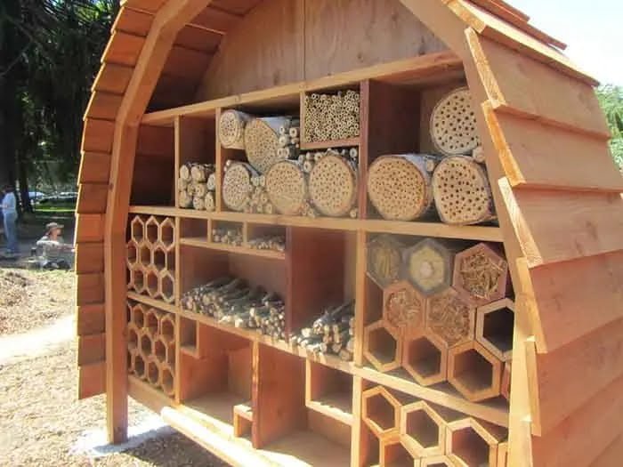 hotel de insectos con materiales reciclados