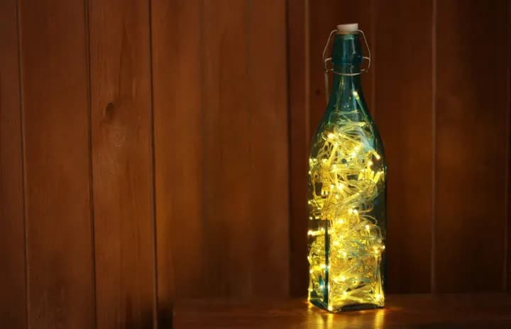linterna de luz con botellas de vidrio