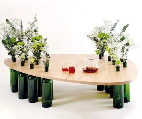 mesa de centro con botellas de vidrio