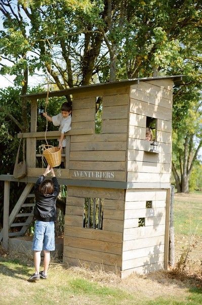 casita infantil hecha con madera palets