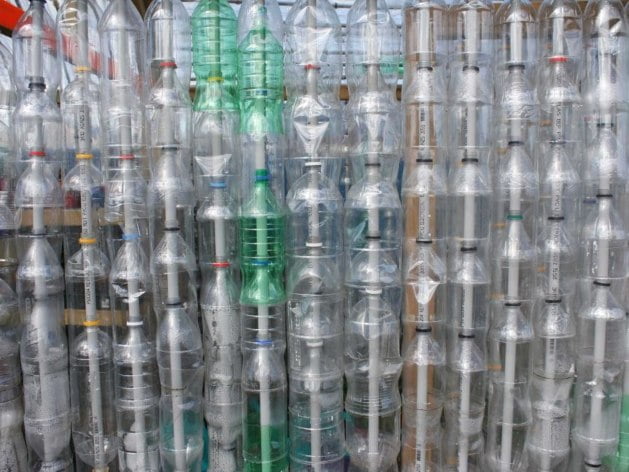 invernadero con botellas de plastico